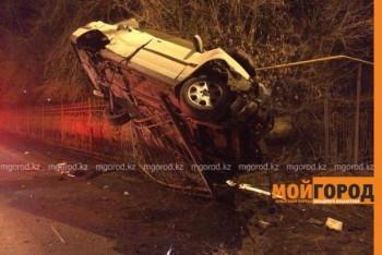 Фотография к новости: Иномарка повисла на ограждении в Уральске