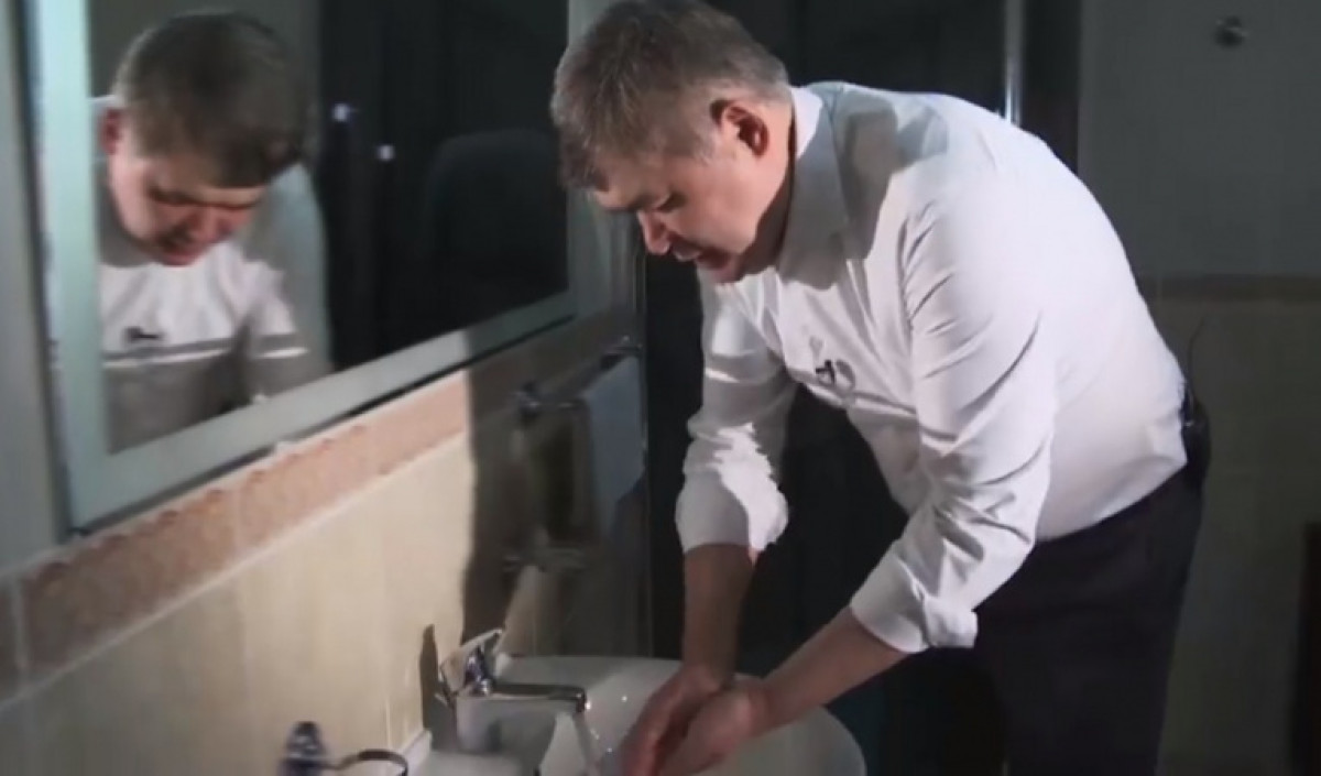 Биртанов снялся в видеоролике о правильном мытье рук