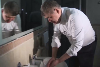 Фотография к новости: Биртанов снялся в видеоролике о правильном мытье рук