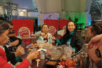 Фотография к новости: Посольство РК в РФ устроило Наурыз казахстанцам, застрявшим в аэропортах Москвы