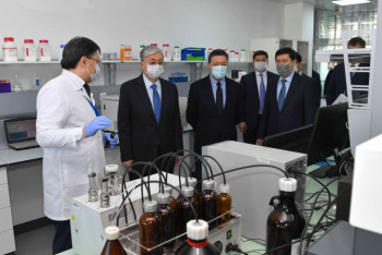 Фотография к новости: Токаеву показали казахстанский тест на коронавирус