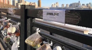 &quot;Держись, друг&quot;: пакеты с продуктами и антисептиками оставляют бездомным жители Нур-Султана