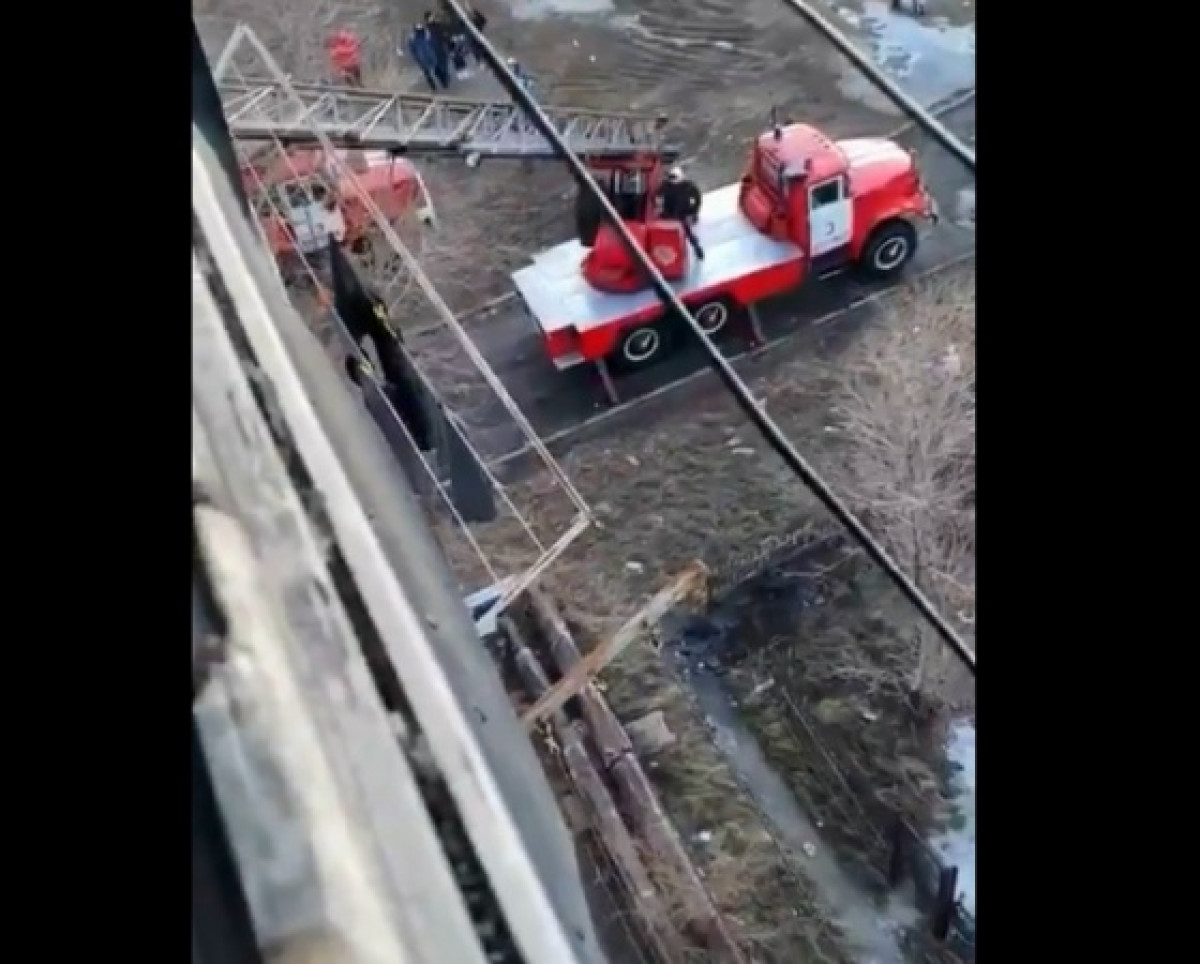 Сопротивлявшуюся семью силами пожарных и полиции увезли на карантин в Караганде