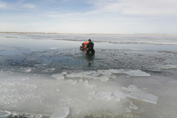 Автомобиль с телами двоих мужчин достали водолазы в Карагандинской области