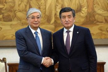 Фотография к новости: Жээнбеков поблагодарил Токаева за помощь в возвращении кыргызстанцев