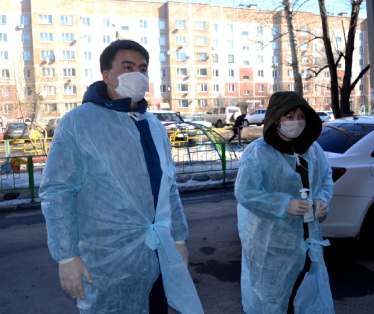 Biz Birgemiz: Самал Еслямова принесла маски и антисептики жительнице СКО