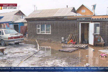 Фотография к новости: Талые воды подступили к домам: жители Нур-Султана спасаются от паводков ведрами