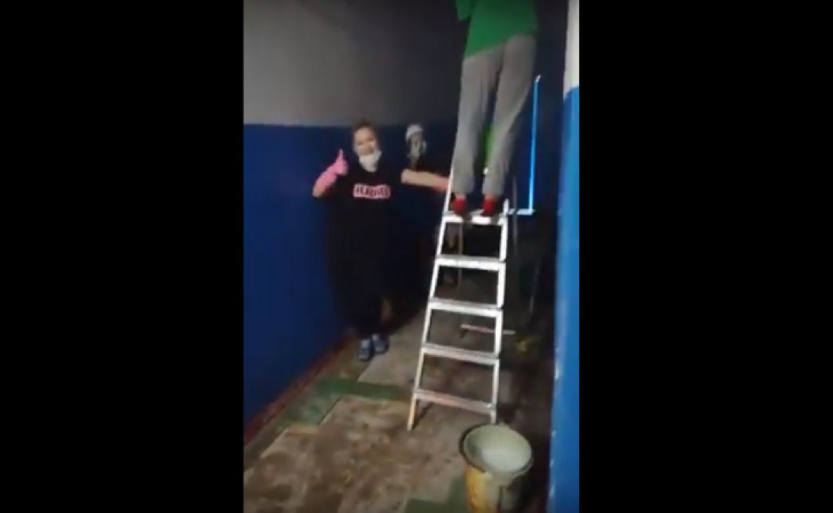 "Коронавирус, кет!": соседи сняли на видео веселую уборку подъезда