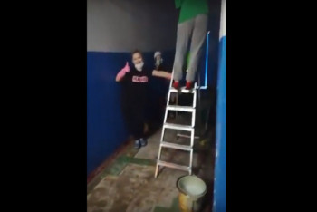 Фотография к новости: "Коронавирус, кет!": соседи сняли на видео веселую уборку подъезда