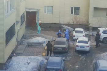 Из-за контактного жильца закрыли на амбарный замок подъезд вместе с людьми в Караганде