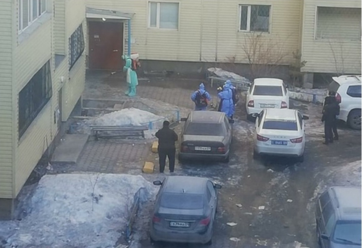 Амбарный замок на двери подъезда с жильцами уберут в Караганде