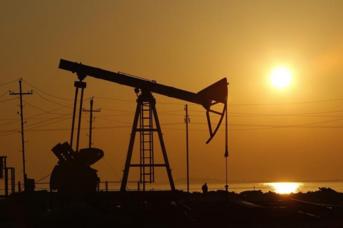 Нефтяной рынок ждет помощи "сверху" - эксперты