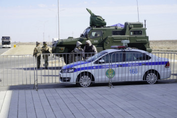 Фотография к новости: Пассажир авто ударил полицейского на блокпосту в Таразе