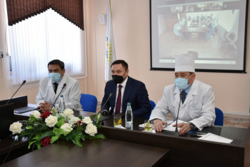 Фотография к новости: Аким Акмолинской области провел онлайн-беседу с больными коронавирусом