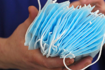 Фотография к новости: Об опасности неправильной утилизации медицинских масок предупредили эксперты