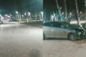 Фотография к новости: Водитель снес памятник и забор в парке в Павлодаре: годовалый ребенок в больнице