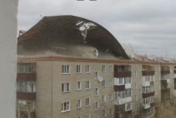 Фотография к новости: Из-за сорванной ветром крыши здания погиб человек в Акмолинской области