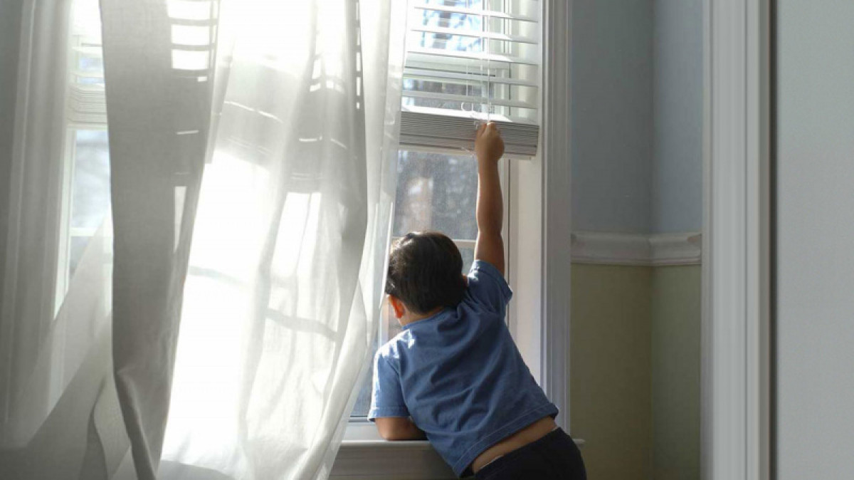 Из окна четвертого этажа выпал пятилетний ребенок в Темиртау