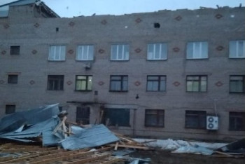 Сильный ветер посрывал крыши в семи районах СКО: есть пострадавшие