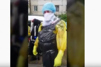 Фотография к новости: "Защитные костюмы для врачей из целлофановых мешков". В соцсетях Казахстана распространяется ролик