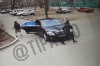 Фотография к новости: Вышел из черного Mercedes и зашел в подъезд с ружьем. В пабликах Павлодара распространяется видео