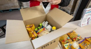 Волонтеры Алматы ответили на критику в соцсетях о разворованных продуктовых корзинах