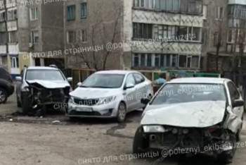 Фотография к новости: 18-летний водитель протаранил припаркованные авто в Экибастузе