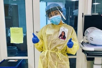 Фотография к новости: Кто там, за "скафандром": врачи крепят к спецкостюмам свои улыбающиеся фото в США