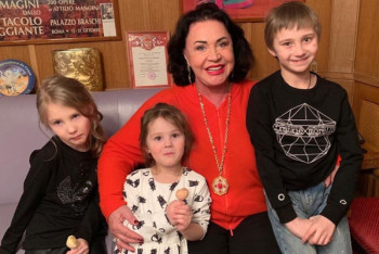 Фотография к новости: "В шее трубка, поражено больше половины легких": СМИ узнали о состоянии зараженной COVID-19 Надежды Бабкиной