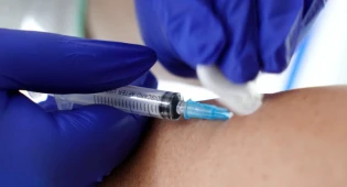 О своих ощущениях поведала первый испытатель вакцины от COVID-19