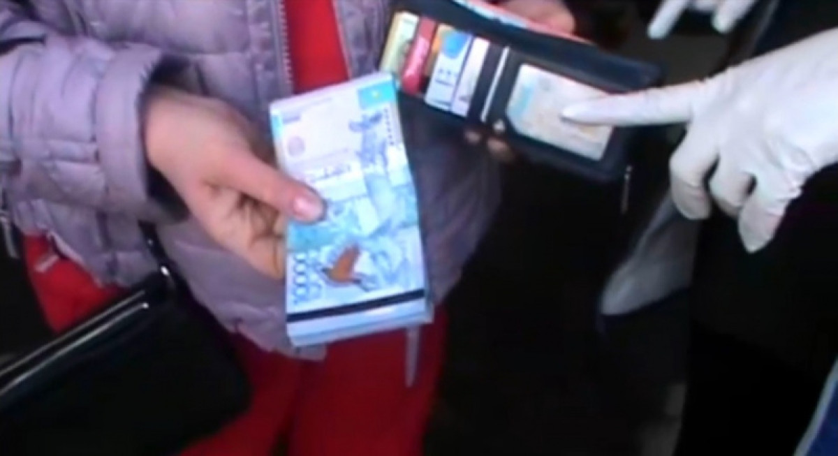 "Помогайку" для передачи взяток и несколько чиновников задержали в Караганде