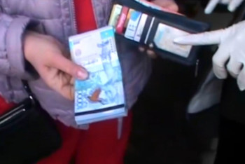 "Помогайку" для передачи взяток и несколько чиновников задержали в Караганде