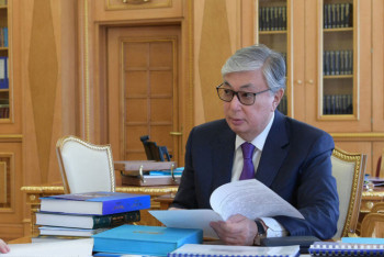 Фотография к новости: Токаев показал, какие книги читает в дни карантина