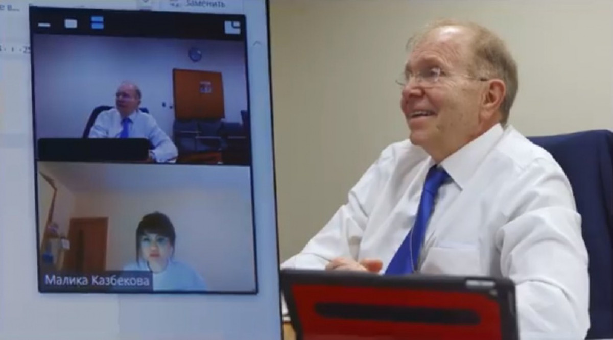 Уроки без прогулов: посол США в РК показал, как виртуально изучает казахский