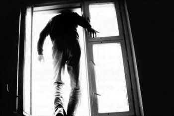 Фотография к новости: Мужчина грозился скинуть своих детей и спрыгнуть сам с девятого этажа в Усть-Каменогорске