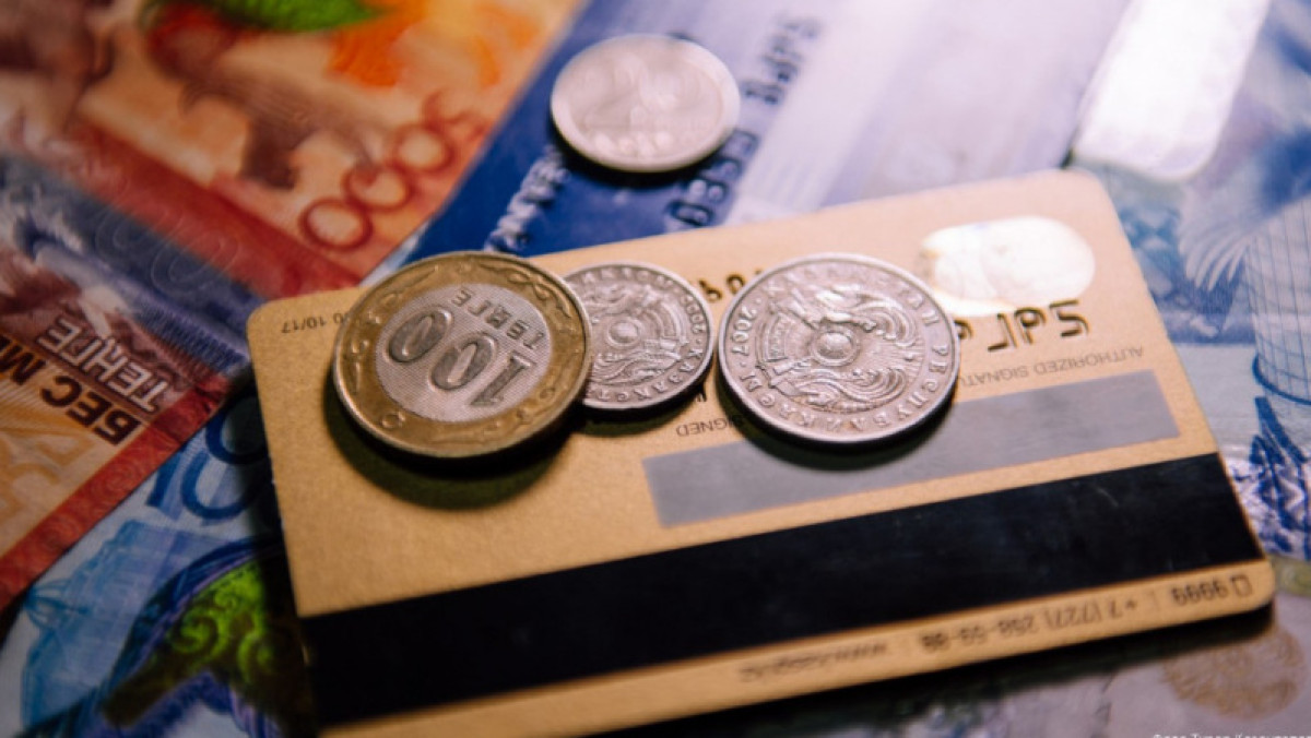 Казахстанцы с доходом в полмиллиона тенге подавали заявление на получение соцвыплаты 42500 тенге