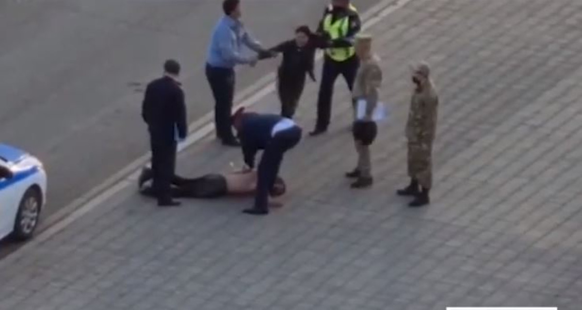 Жестко задержавших дебошира полицейских могут осудить за превышение полномочий в Нур-Султане