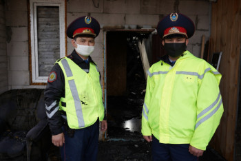 Фотография к новости: Патрульные спасли при пожаре 15 человек в Костанае