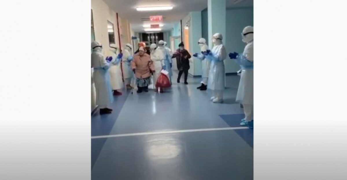 Медики проводили аплодисментами выздоровевшую от КВИ 93-летнюю пациентку в Нур-Султане