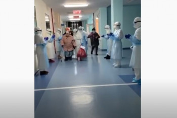 Фотография к новости: Медики проводили аплодисментами выздоровевшую от КВИ 93-летнюю пациентку в Нур-Султане