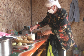 Фотография к новости: Сельчанка взяла под материнскую опеку полицейских с блокпоста в Павлодарской области