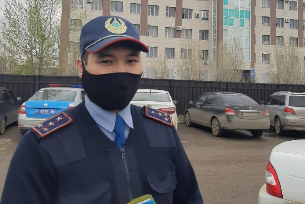 Полицейский оплатил аренду жилья семье с маленькими детьми в Актобе