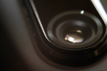 Фотография к новости: Кто может следить за вами через камеру смартфона, рассказал эксперт