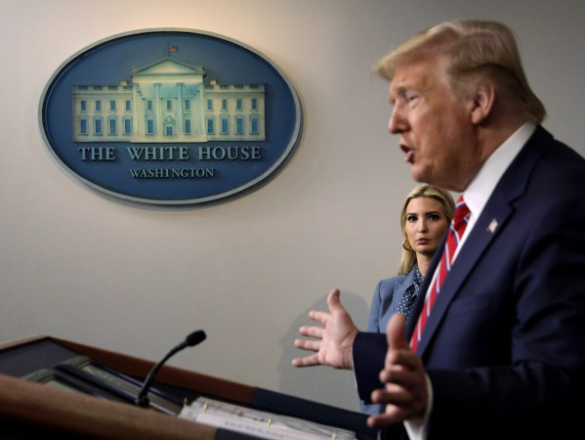 Трампа неоднократно предупреждали спецслужбы об опасности COVID-19 для США