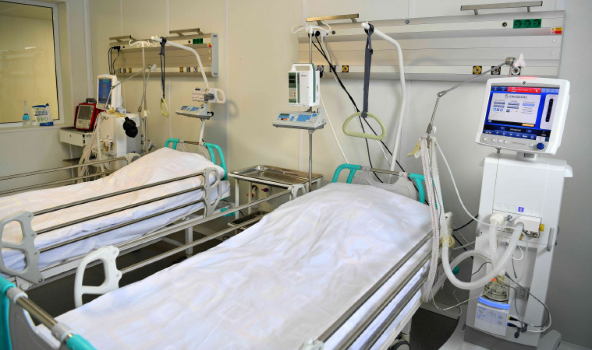 Еще семерых пациентов с COVID-19 перевели из реанимации в обычное отделение