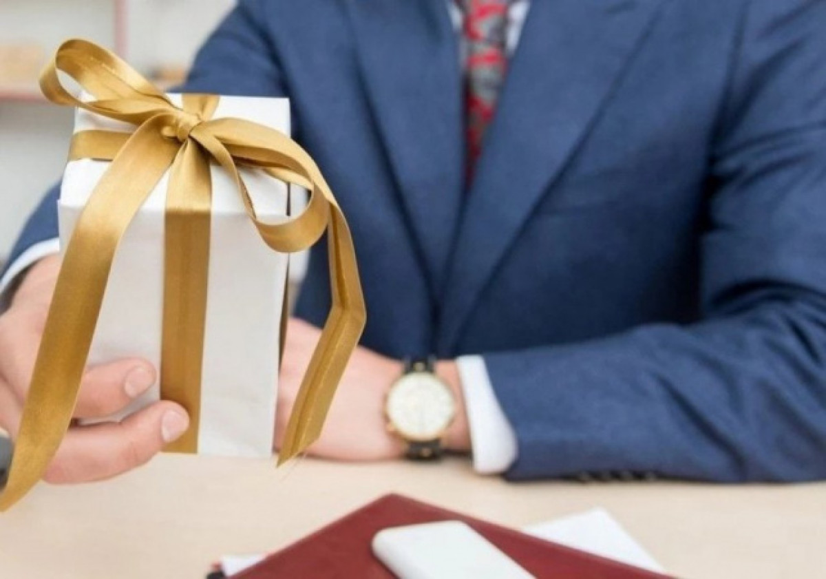 Госслужащих будут наказывать за подарки с любой стоимостью