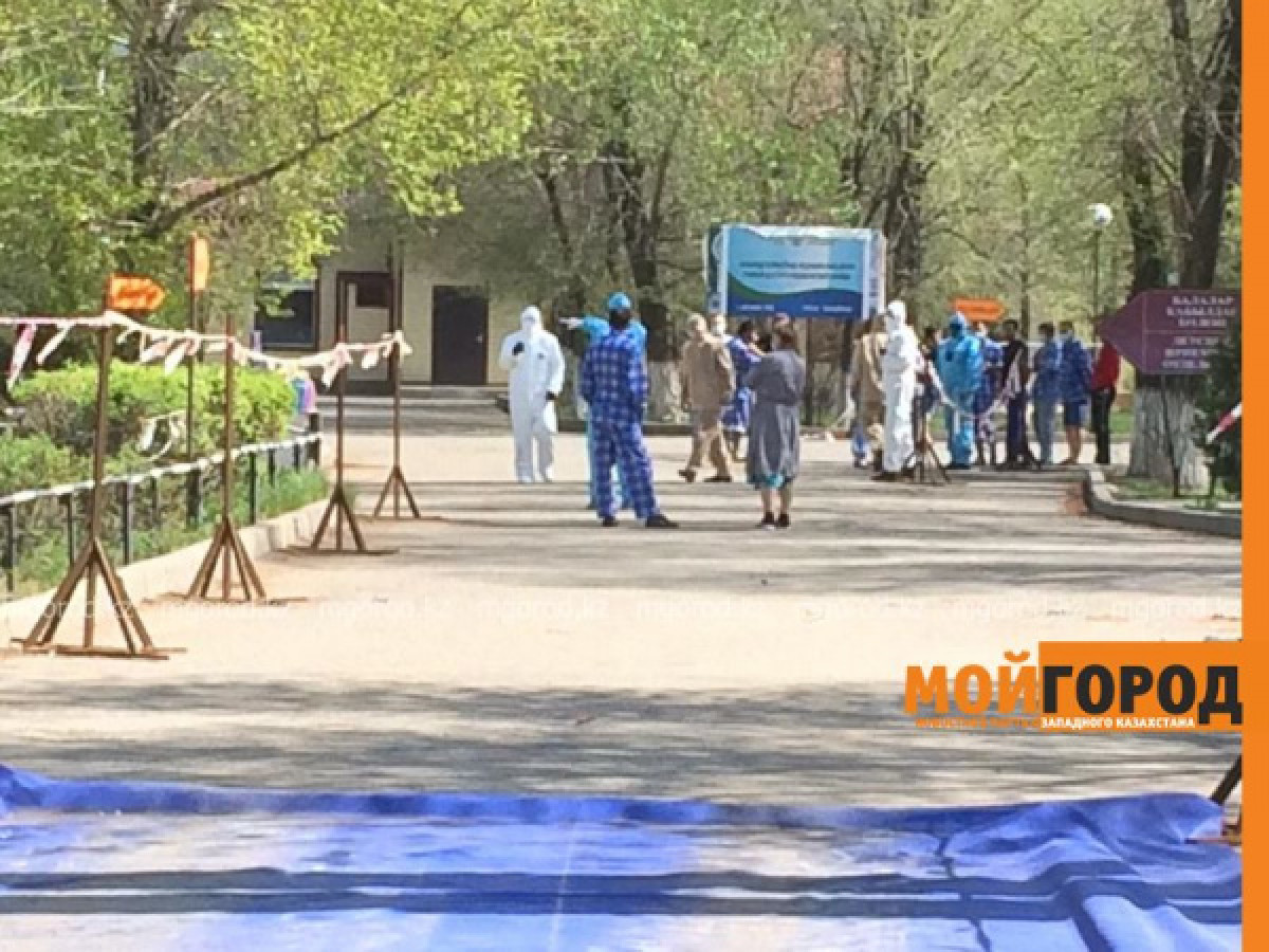 Выбили двери больницы: карантинные пациенты требуют отпустить их домой в Уральске