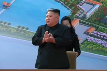Фотография к новости: Жив и здоров: видео с Ким Чен Ыном появилось в Сети