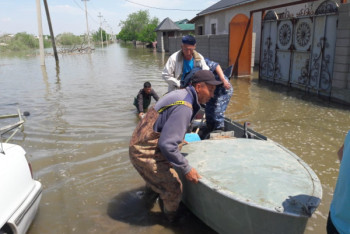 Фотография к новости: Пенсионера спасли на лодке из зоны подтопления в Мактаарльском районе