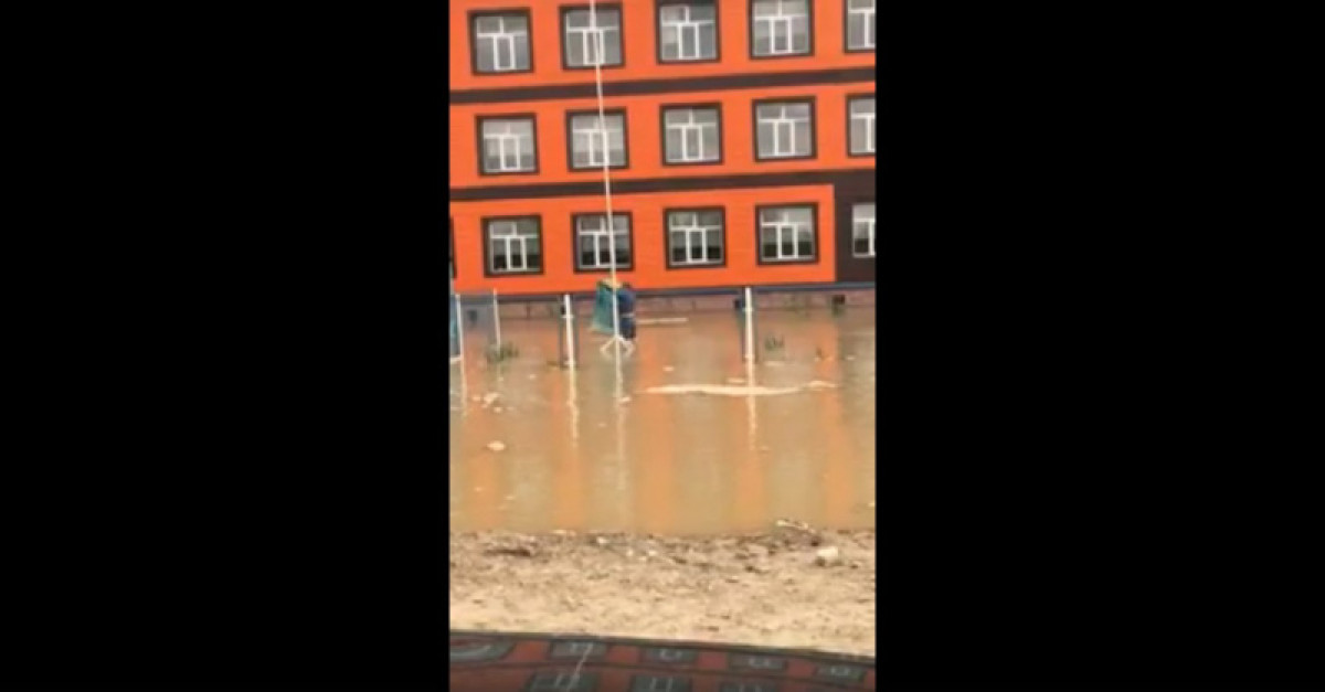 Полицейский спас тонущий флаг Казахстана